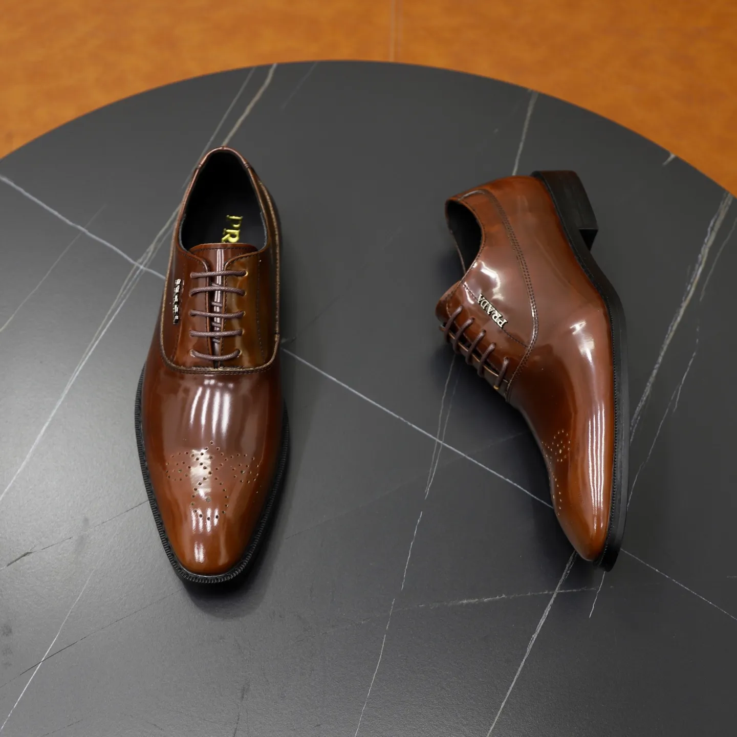 Ex-factory price: 540💰🙅‍♂️🙅‍♂️🙅‍♂️ Brand: PRADA Standard code: Men's code 38-44 (45 can be customized) Grade: Same style as the official website Original order quality Material: Original cowhide surface Comfortable cowhide lining Original outsole Style category: Men's fashionable casual leather shoes Distinguished big-name luxury elements Top luxury Color: actual picture color